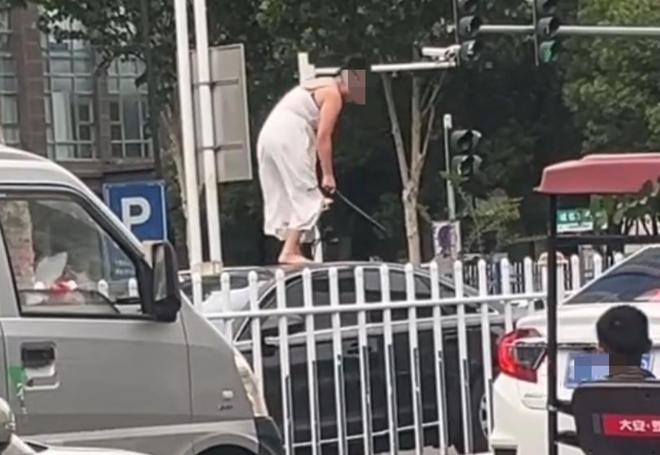 辆轿车通报：系精神病发作家属愿意承担赔偿